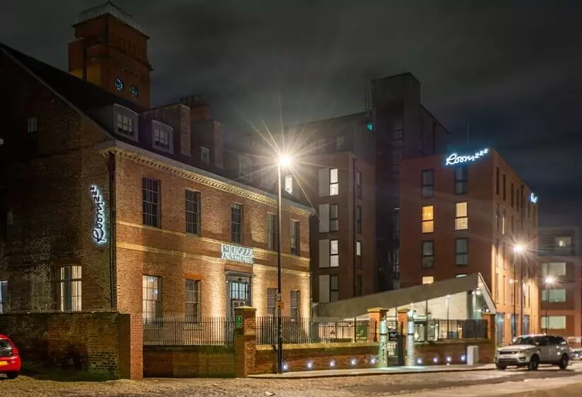 Отель Roomzzz Newcastle City