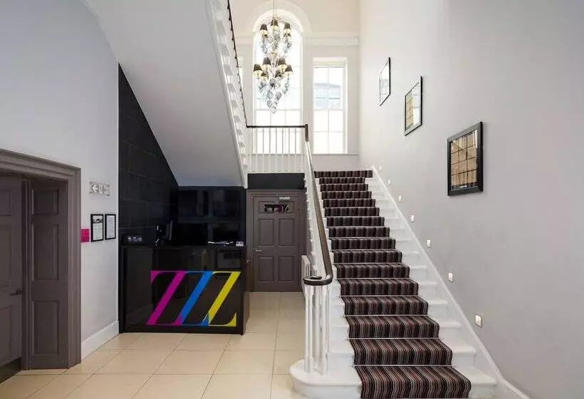 Отель Roomzzz Newcastle City