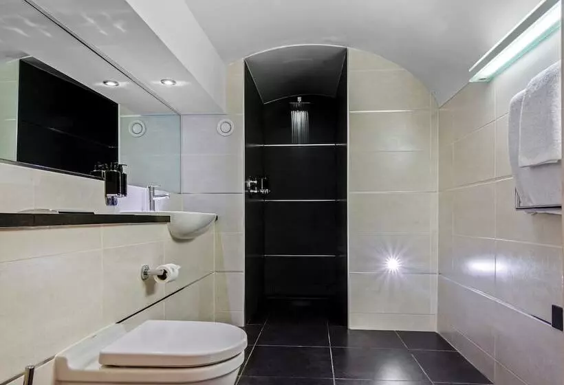 Отель Roomzzz Newcastle City