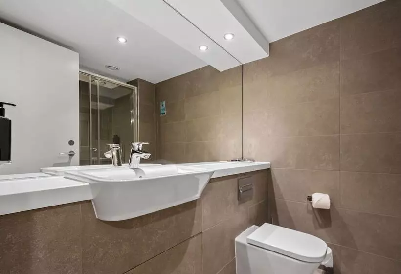 Отель Roomzzz Newcastle City