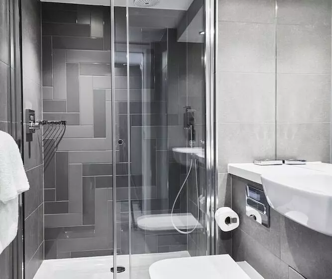 Отель Roomzzz Newcastle City