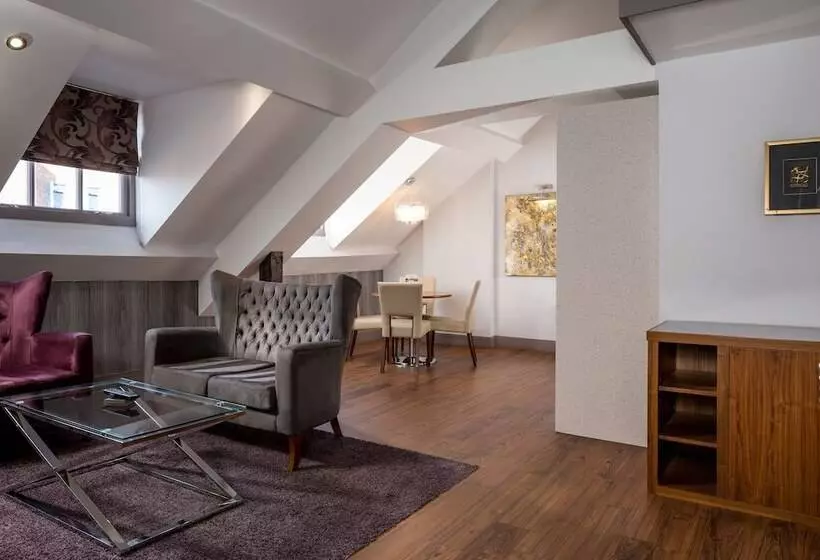 Отель Roomzzz Newcastle City