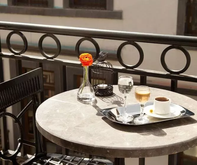 هتل Gravis Suites
