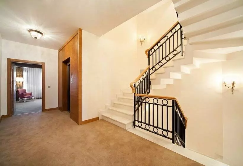 هتل Gravis Suites