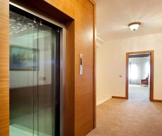 هتل Gravis Suites