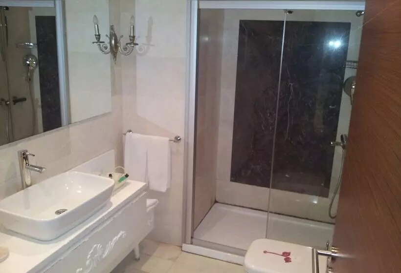 هتل Gravis Suites
