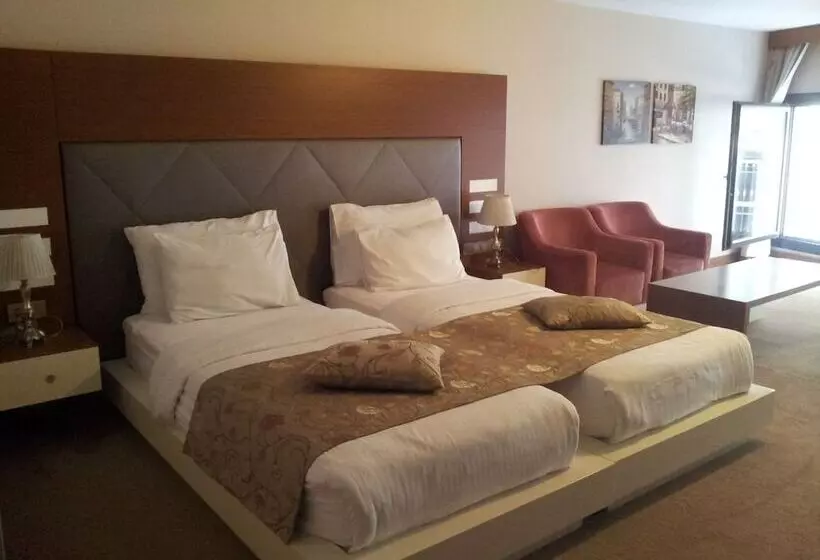 هتل Gravis Suites