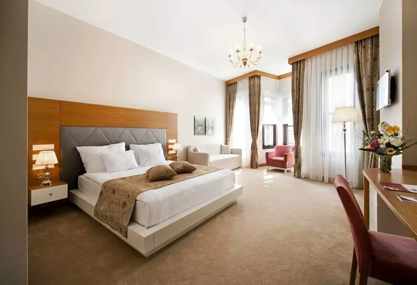 هتل Gravis Suites