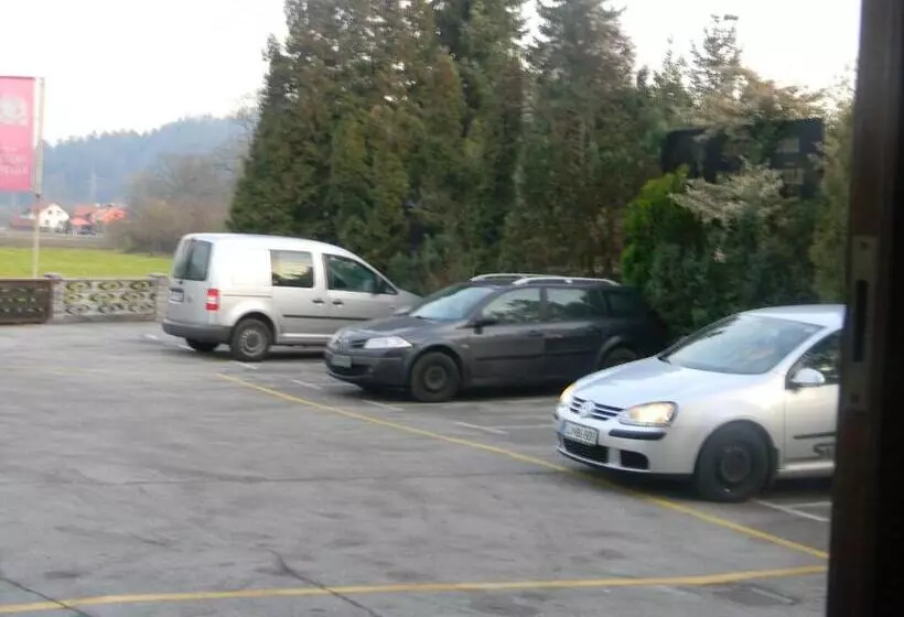 هتل Krona Domžale