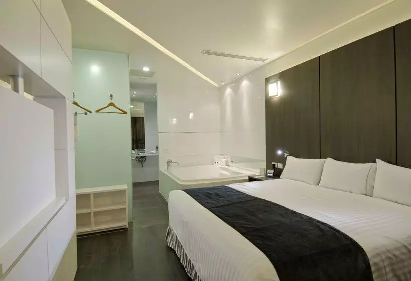 בית מלון כפרי Ramada Encore By Wyndham Guadalajara Sur