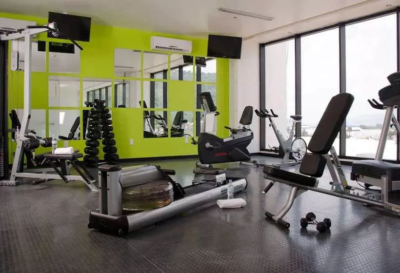 בית מלון כפרי Ramada Encore By Wyndham Guadalajara Sur