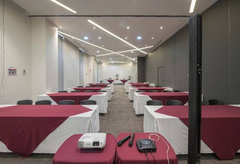 فندق Ramada Encore By Wyndham Guadalajara Sur