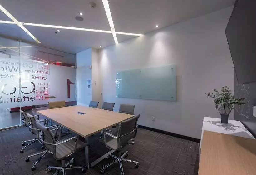 בית מלון כפרי Ramada Encore By Wyndham Guadalajara Sur