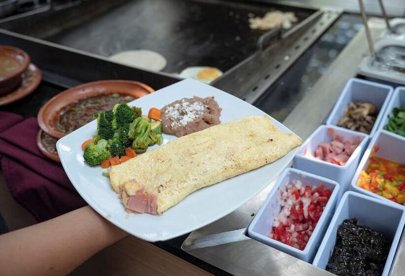 فندق Ramada Encore By Wyndham Guadalajara Sur