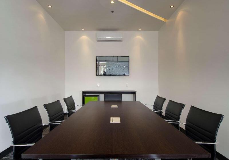 فندق Ramada Encore By Wyndham Guadalajara Sur