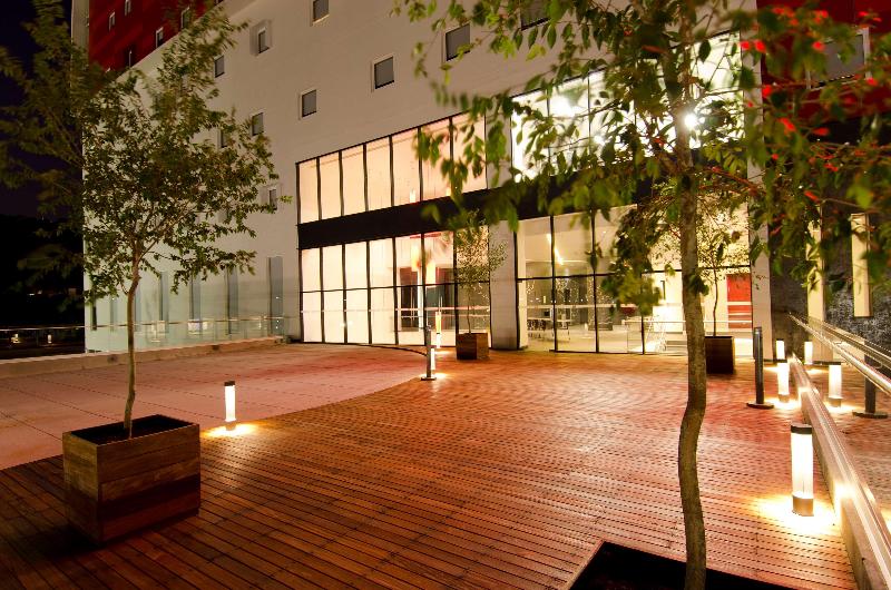 فندق Ramada Encore By Wyndham Guadalajara Sur