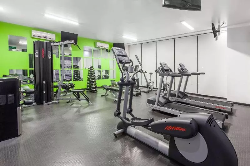 בית מלון כפרי Ramada Encore By Wyndham Guadalajara Sur