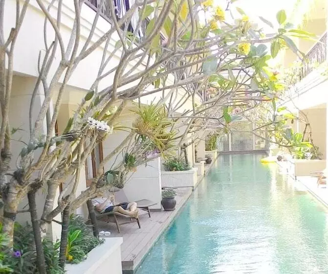 בית מלון כפרי Seminyak Lagoon All Suites