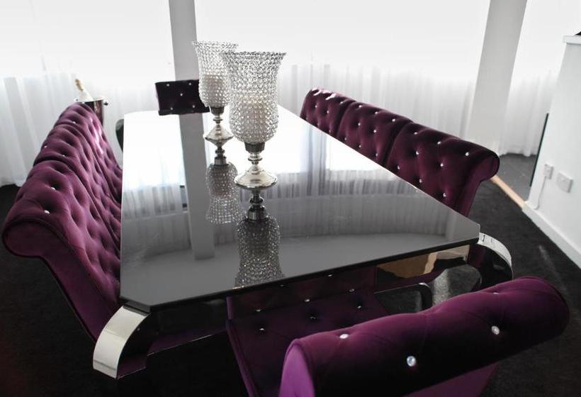 Отель Westport Serviced Apartments