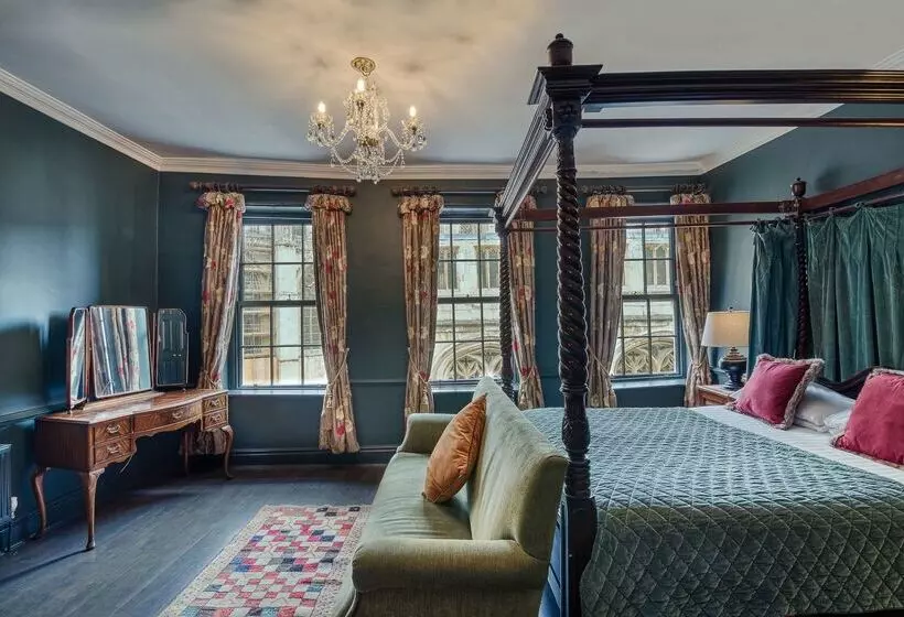 Отель Guy Fawkes Inn