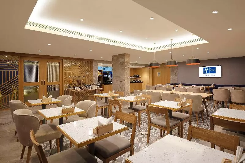 ホテル Holiday Inn Express Ahmedabad Prahlad Nagar, An Ihg