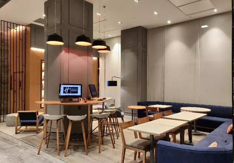 ホテル Holiday Inn Express Ahmedabad Prahlad Nagar, An Ihg