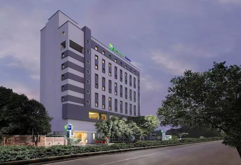 ホテル Holiday Inn Express Ahmedabad Prahlad Nagar, An Ihg