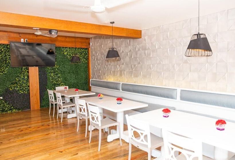 هتل La Placita Inn