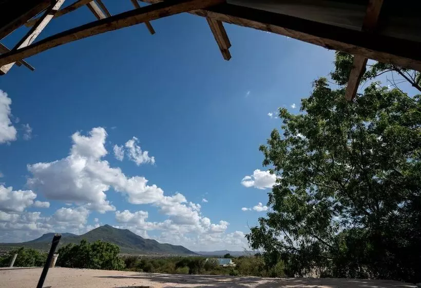 هتل Tsavo Lodge Voi