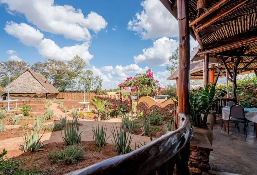هتل Tsavo Lodge Voi