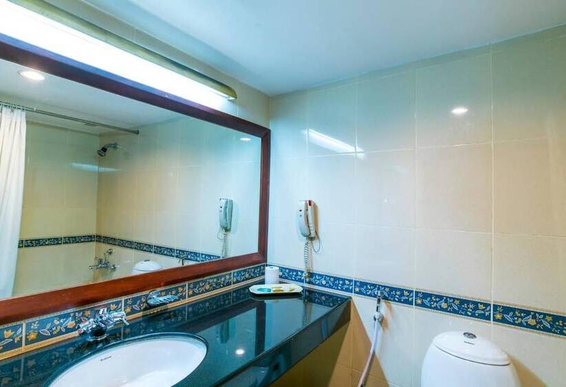 Golf View Hotel & Suites