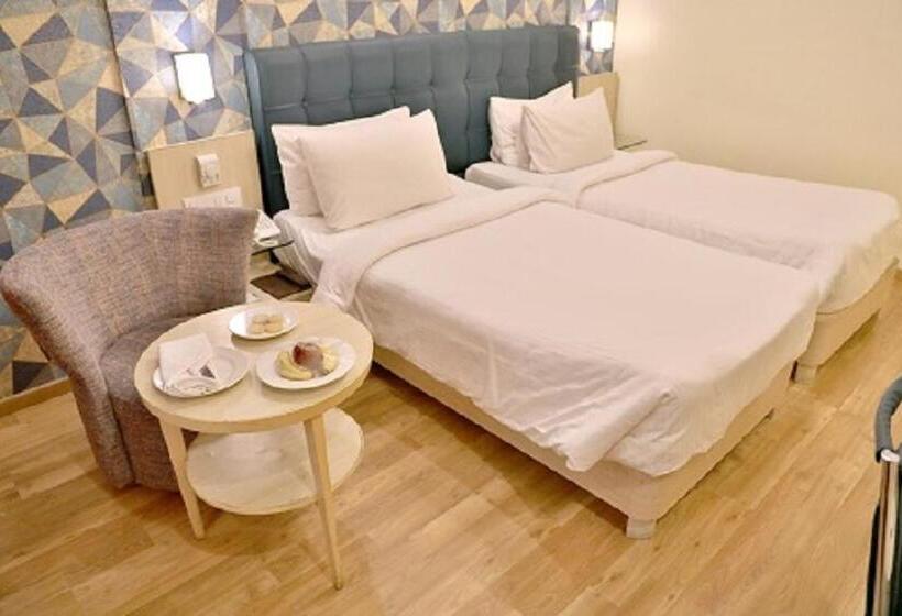 فندق Sarovar Portico Naraina,