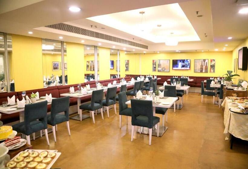 فندق Sarovar Portico Naraina,