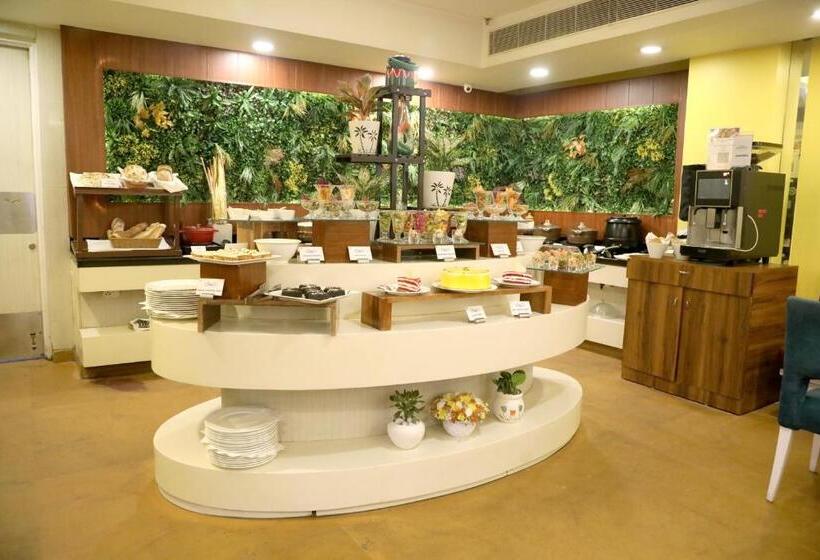 فندق Sarovar Portico Naraina,