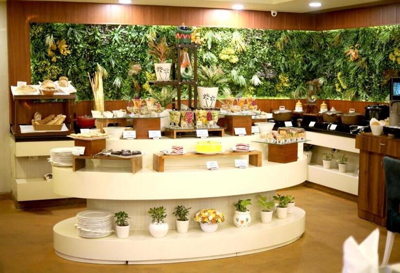 فندق Sarovar Portico Naraina,