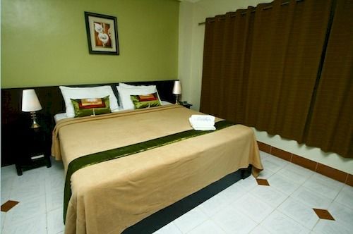 هتل Reddoorz Plus Near Mendoza Park