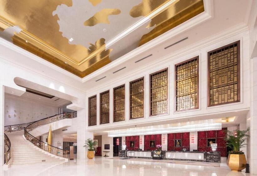 Отель Wyndham Grand Plaza Royale Colorful Yunnan