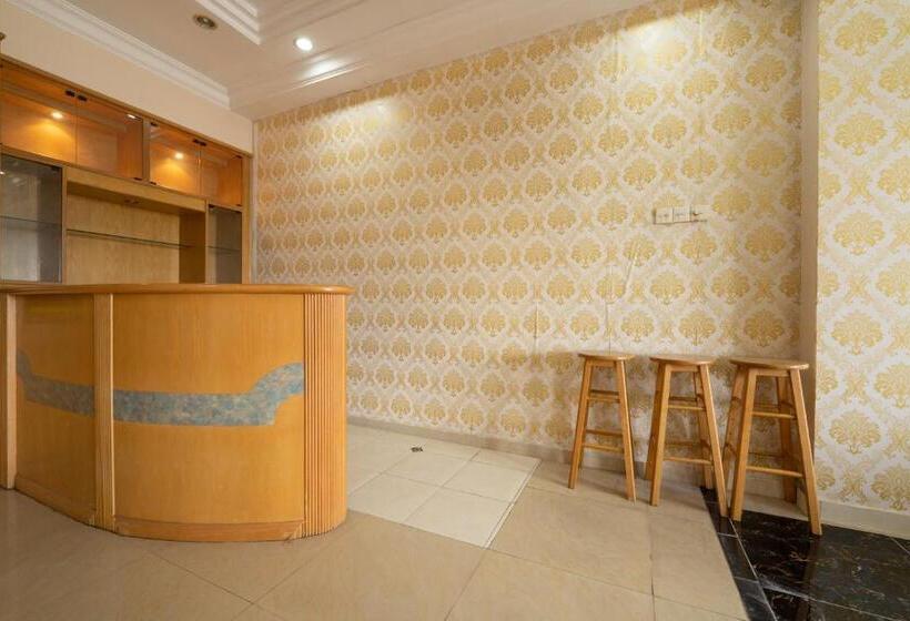 Mary J Hotel Family 10 Pax Room