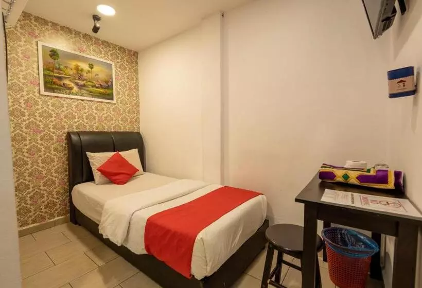 Mary J Hotel Family 10 Pax Room