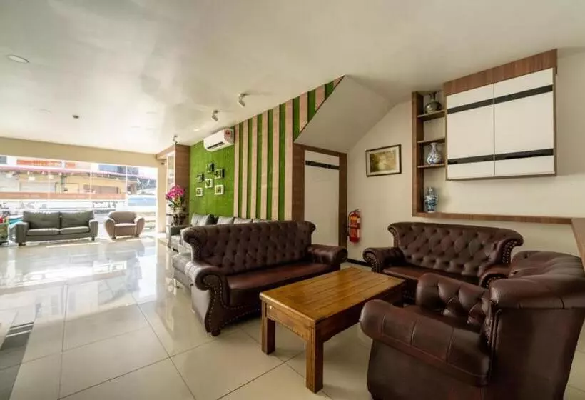 Mary J Hotel Family 10 Pax Room