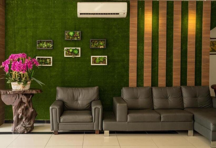 Mary J Hotel Family 10 Pax Room