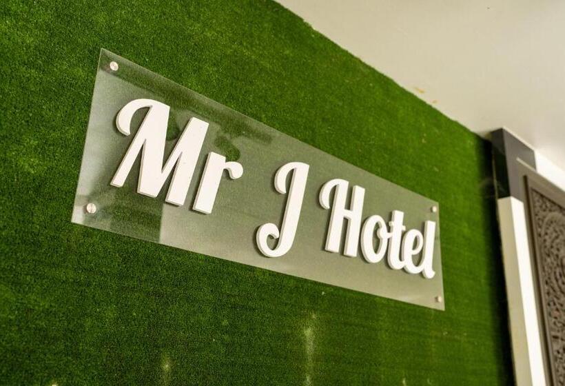 Mary J Hotel Family 10 Pax Room