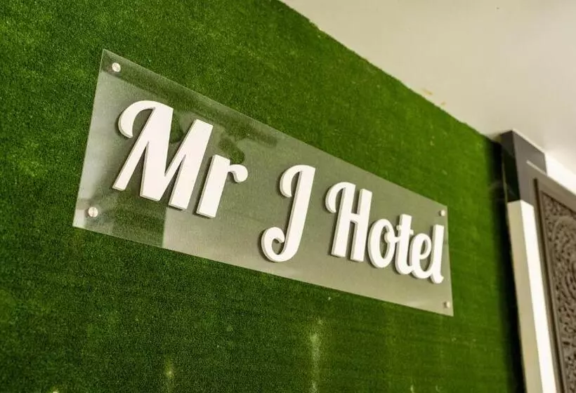 Mary J Hotel Family 10 Pax Room