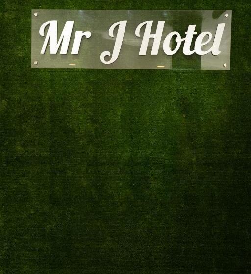 Mary J Hotel Family 10 Pax Room