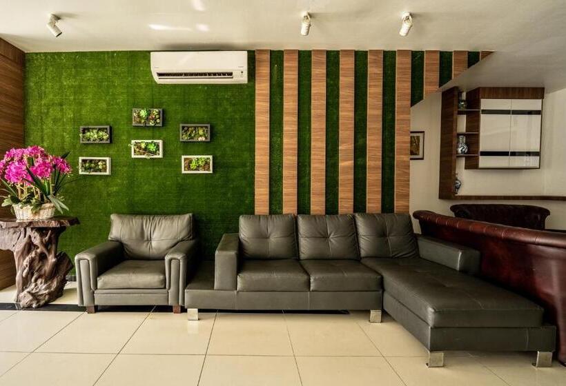 Mary J Hotel Family 10 Pax Room