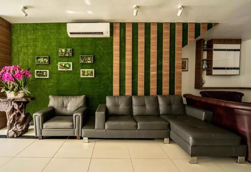 Mary J Hotel Family 10 Pax Room