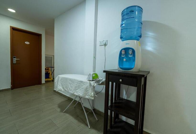 Mary J Hotel Family 10 Pax Room