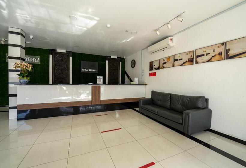 Mary J Hotel Family 10 Pax Room