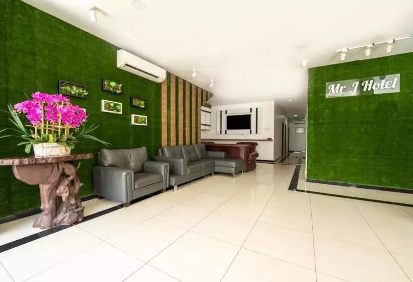 Mary J Hotel Family 10 Pax Room