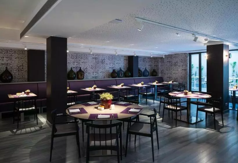 Отель Catalonia Square 4* Sup